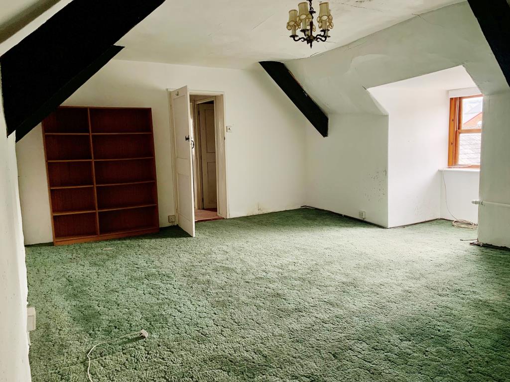 Lot: 94 - VACANT MIXED USE PROPERTY WITH POTENTIAL - General view of top floor bedroom